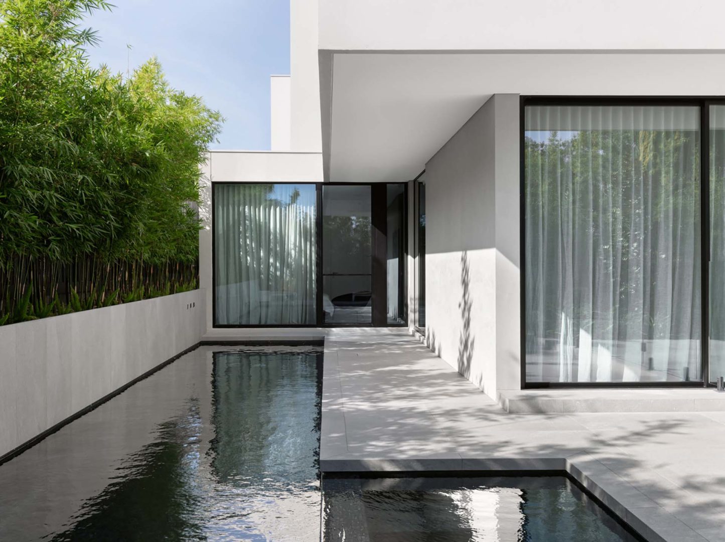 Pavimentazione di una piscina realizzata con Solaris di Cotto d'Este della collezione Blendston