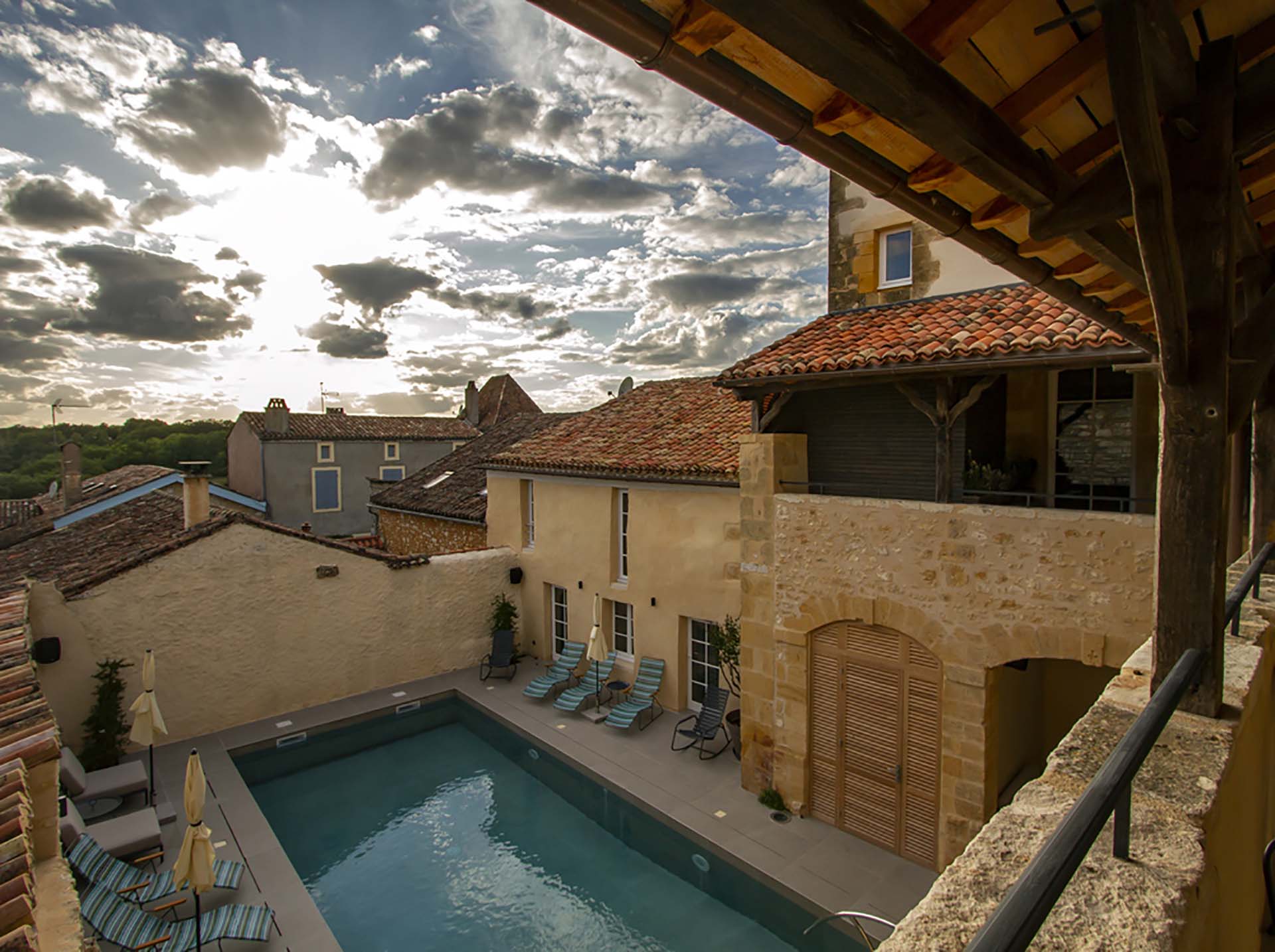 Pavimentazione di una piscina realizzata con Solaris di Cotto d'Este della collezione Limestone