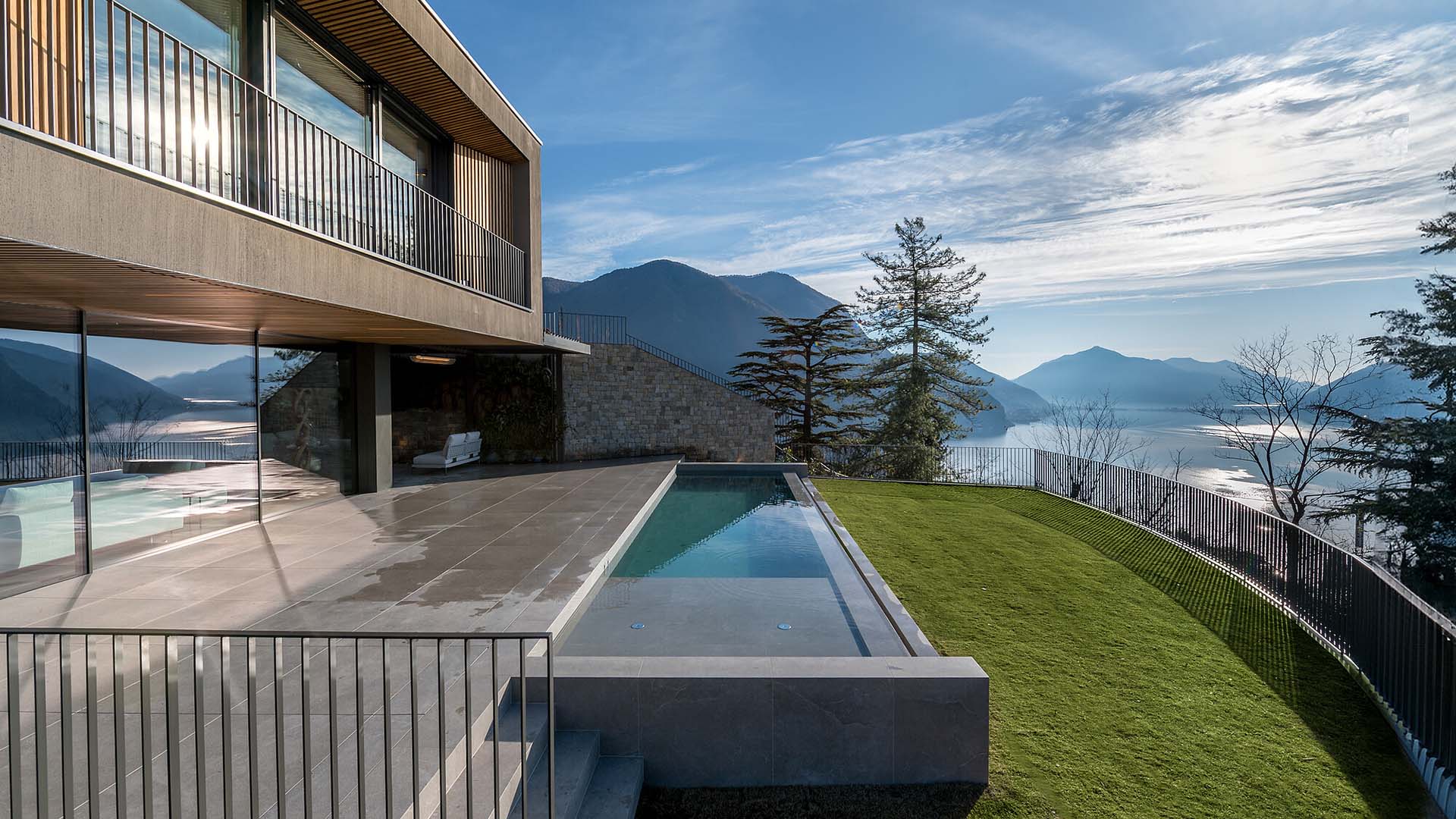 Pavimentazione di una piscina realizzata con Solaris di Cotto d'Este della collezione Lithos