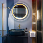 Il bagno della Suite con il rubinetto Spillo Tech di Fima Carlo Frattini nella texture Cross in finitura Oro