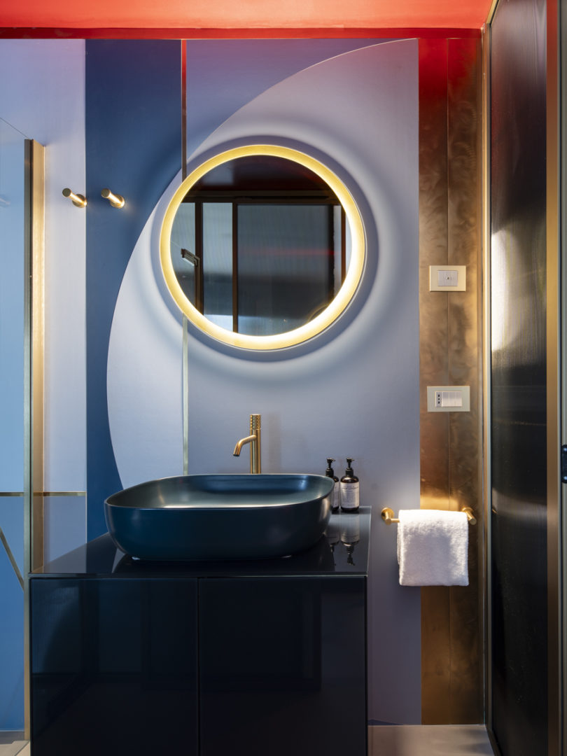 Il bagno della Suite con il rubinetto Spillo Tech di Fima Carlo Frattini nella texture Cross in finitura Oro