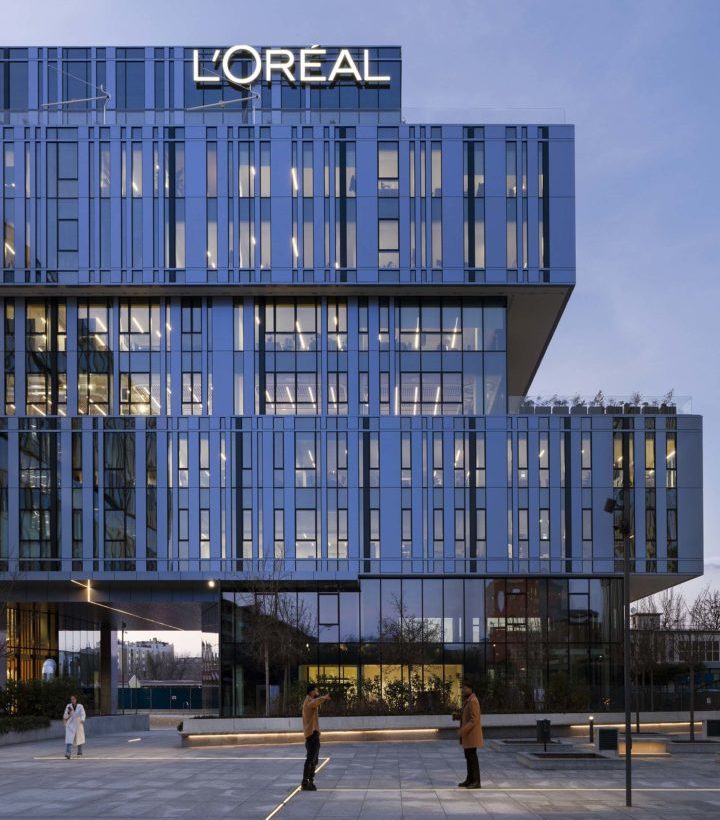 Progetto Cmr | Il segno di luce realizzato con un sistema a led che accompagna il visitatore lungo tutto il sistema degli spazi aperti e r iproposto anche nel curtain wall tra le interruzioni della pelle metallica degli edifici