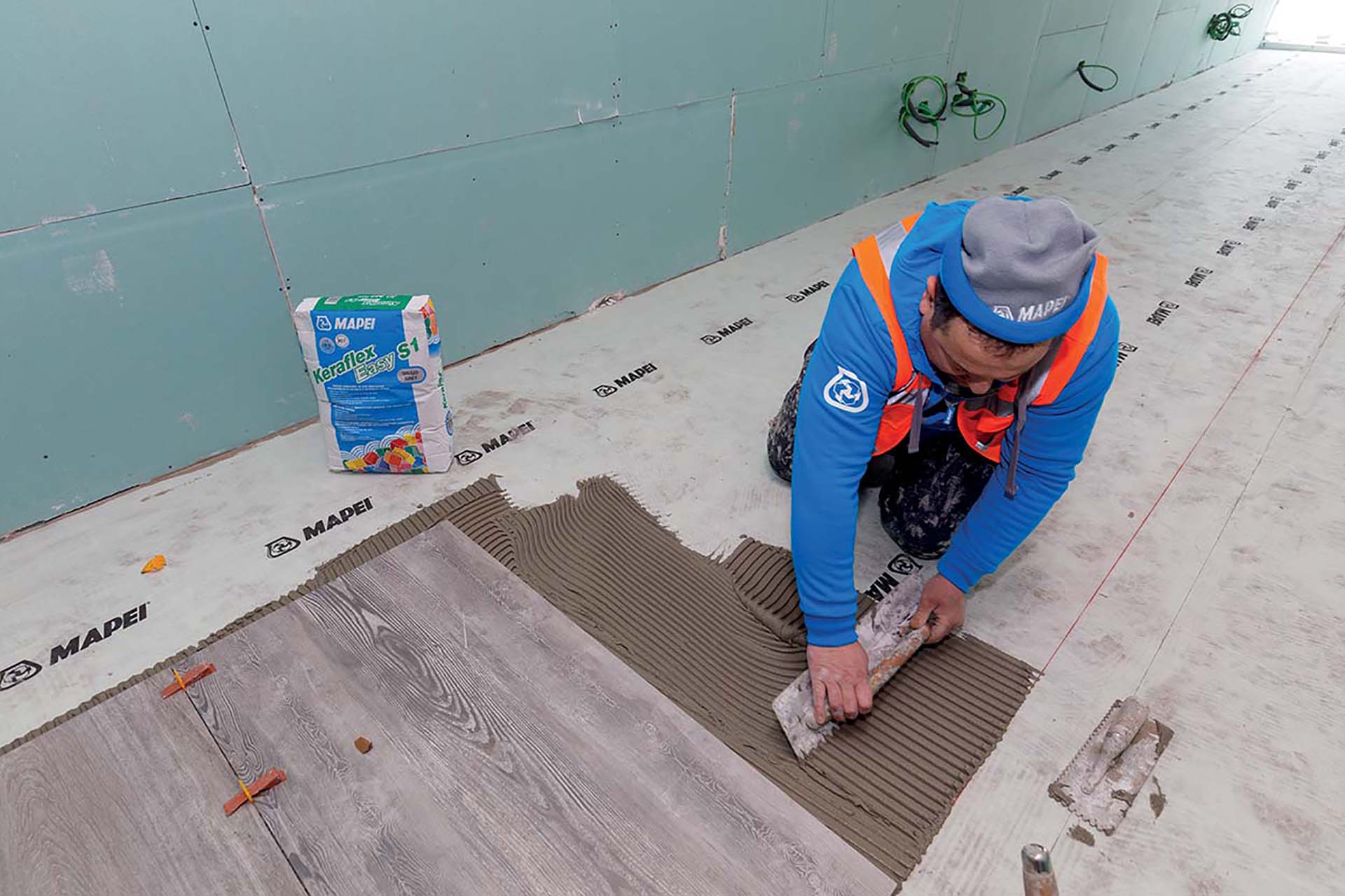 Nei corridoi, prima della posa delle lastre sono state stese sulle superfici le membrane desolidarizzanti antifrattura Mapeguard Um 35, posate con Keraflex Extra S1 o con Adesilex P9 Express