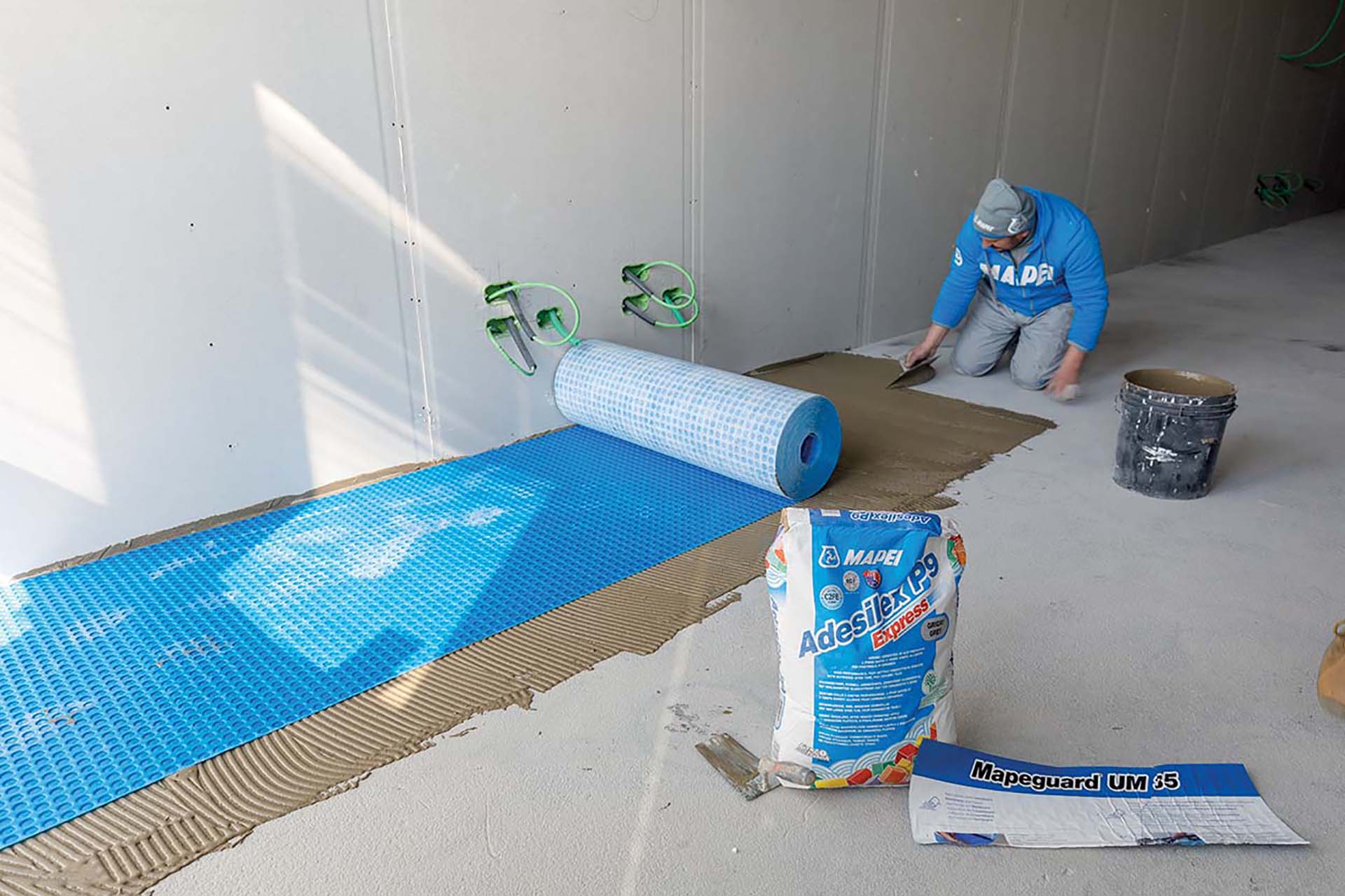 Nei corridoi, prima della posa delle lastre sono state stese sulle superfici le membrane desolidarizzanti antifrattura Mapeguard Um 35, posate con Keraflex Extra S1 o con Adesilex P9 Express