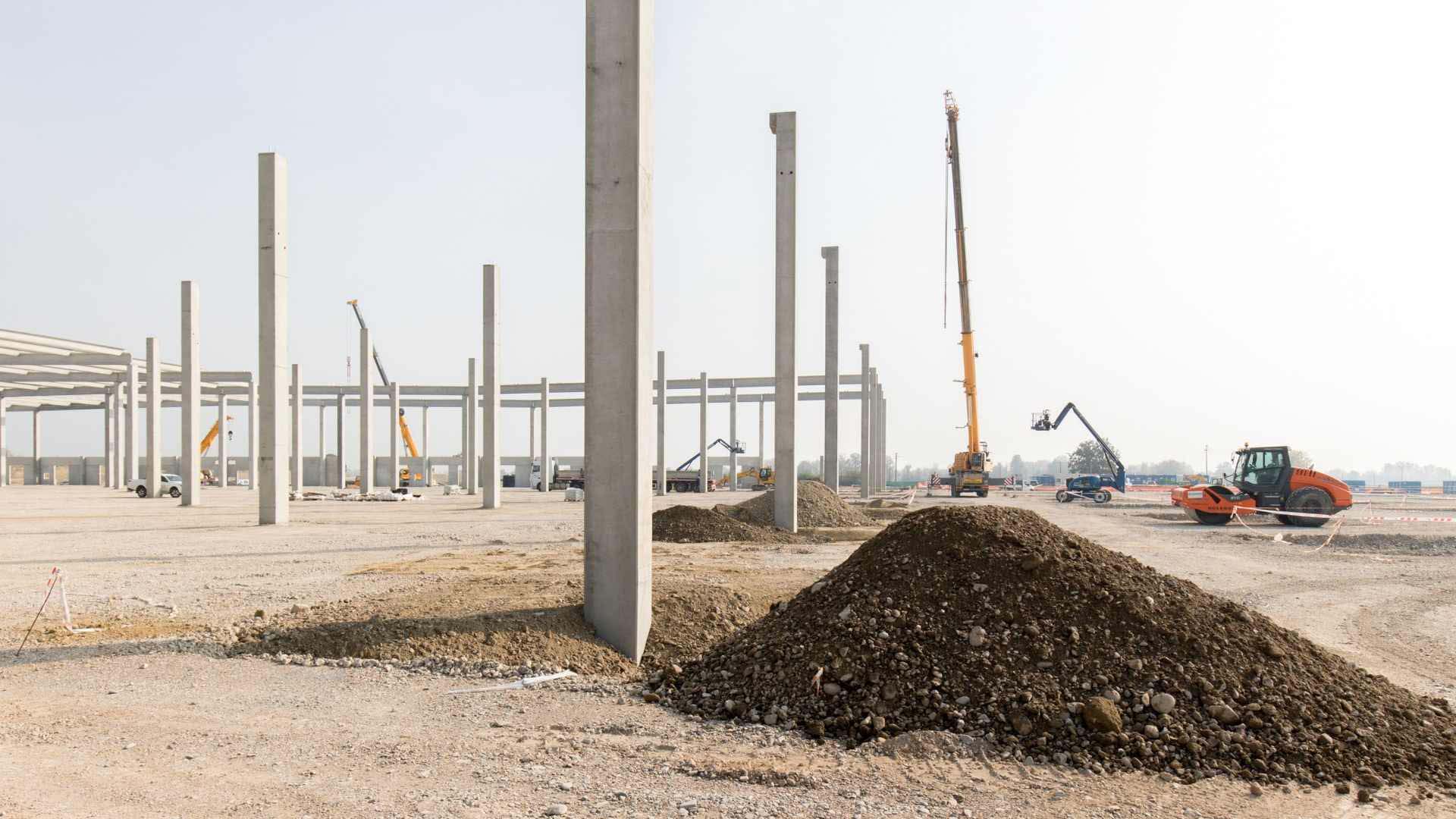 Messa in opera della struttura portante in carpenteria metallica, caratterizzata da una maglia strutturale 17x17 metri