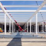 Messa in opera della struttura portante in carpenteria metallica, caratterizzata da una maglia strutturale 17x17 metri