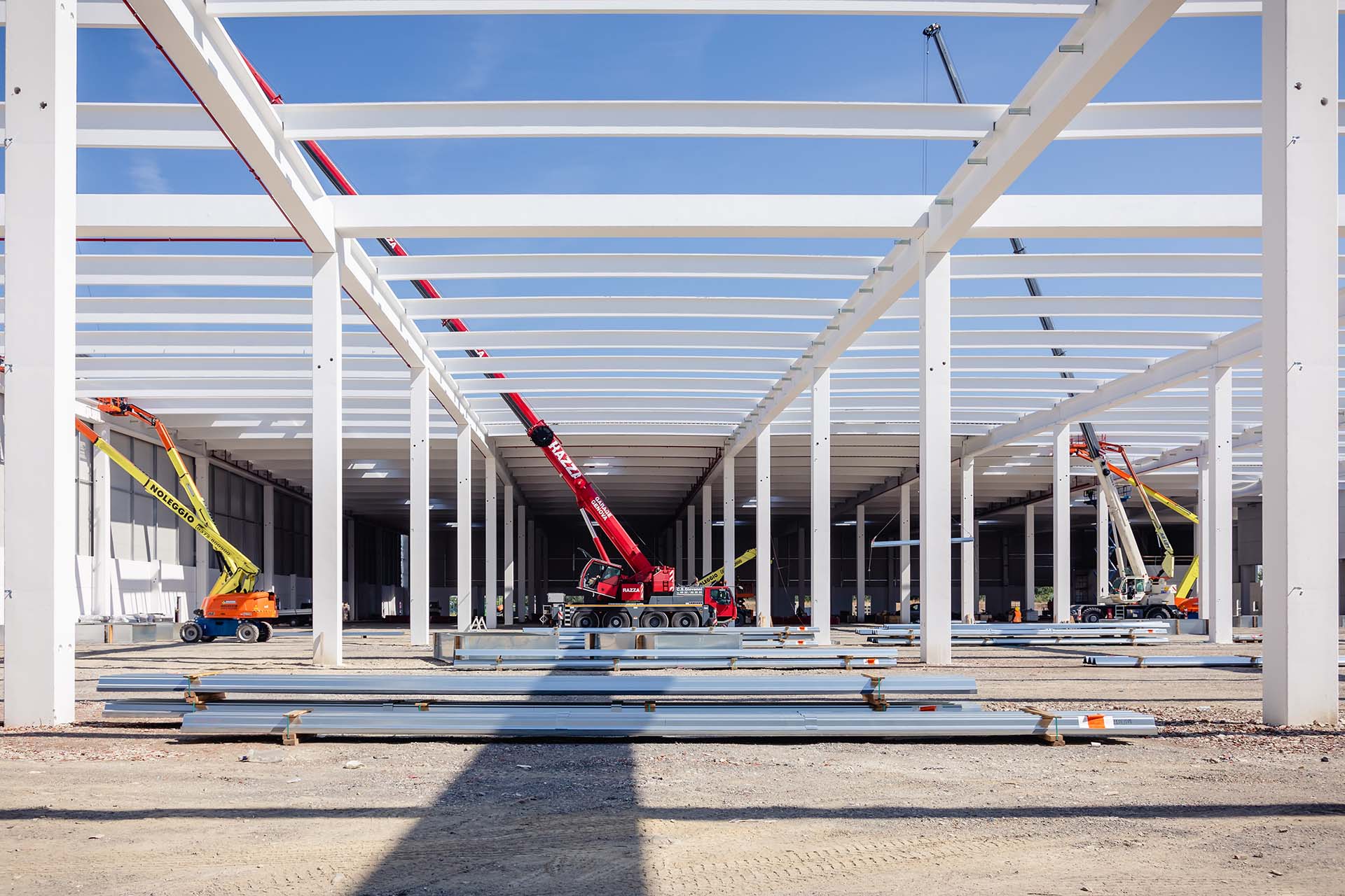 Messa in opera della struttura portante in carpenteria metallica, caratterizzata da una maglia strutturale 17x17 metri