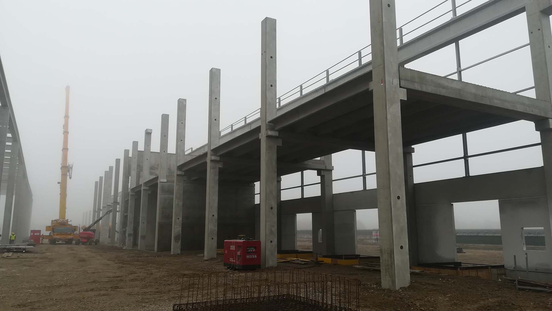 Messa in opera della struttura portante in carpenteria metallica, caratterizzata da una maglia strutturale 17x17 metri