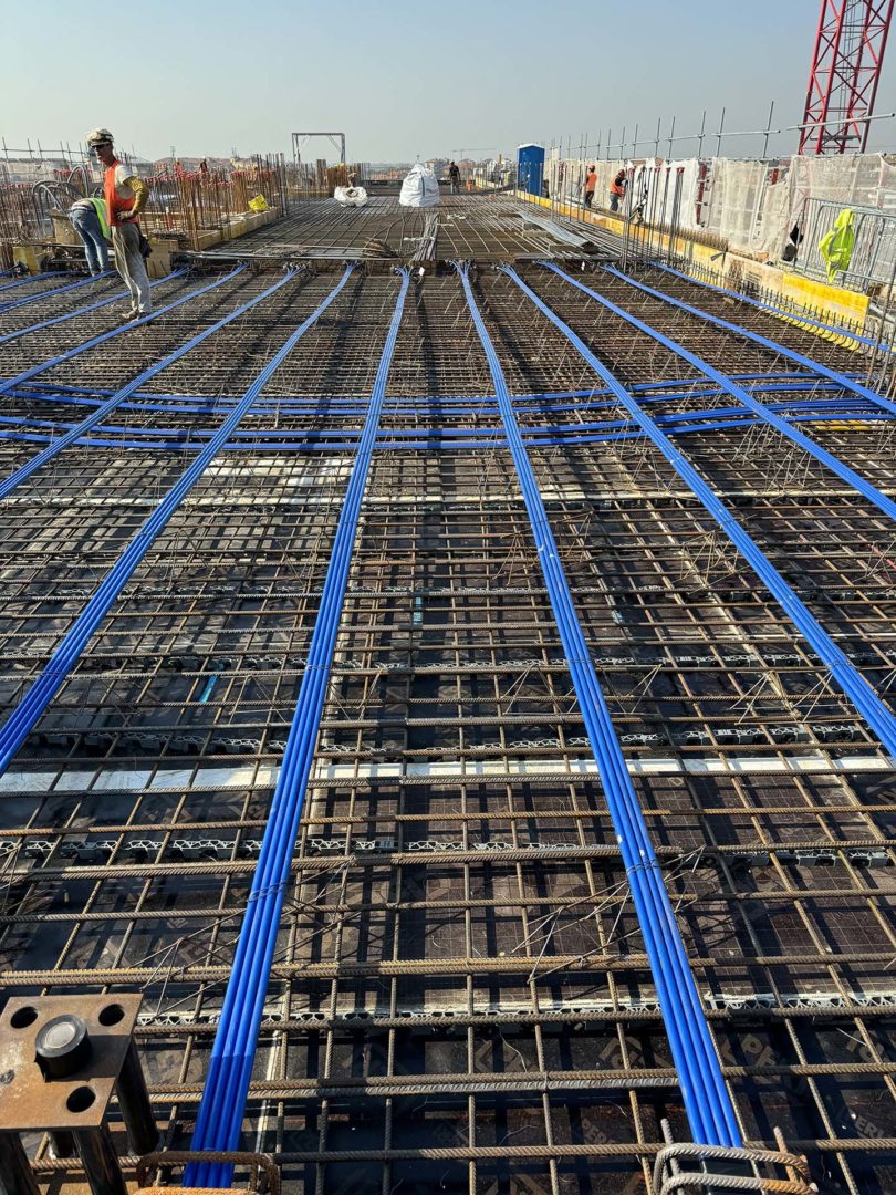 Progetto Cmr | Messa in opera delle armature del solaio realizzate con cavi di post tensione