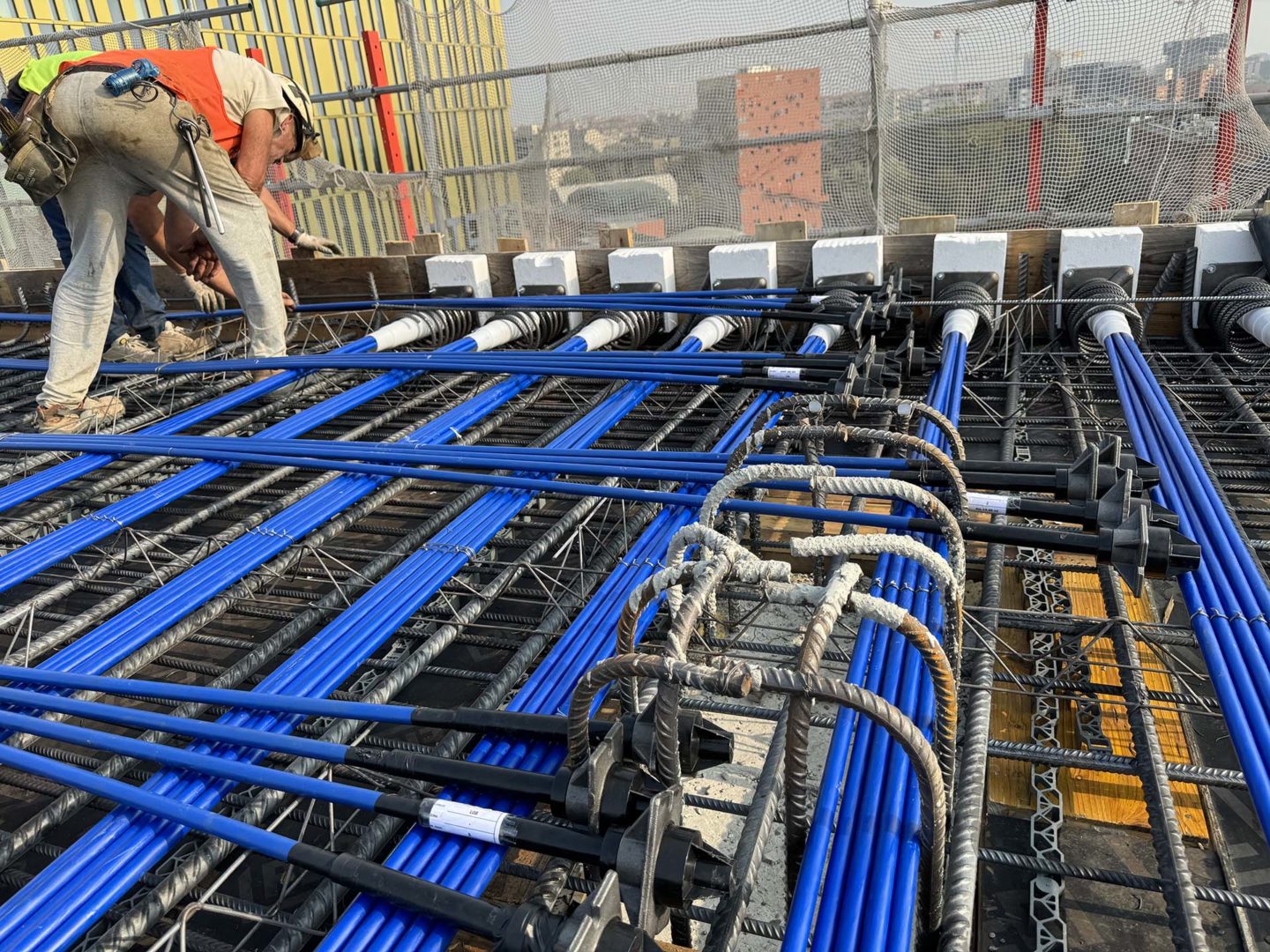 Progetto Cmr | Messa in opera delle armature del solaio realizzate con cavi di post tensione
