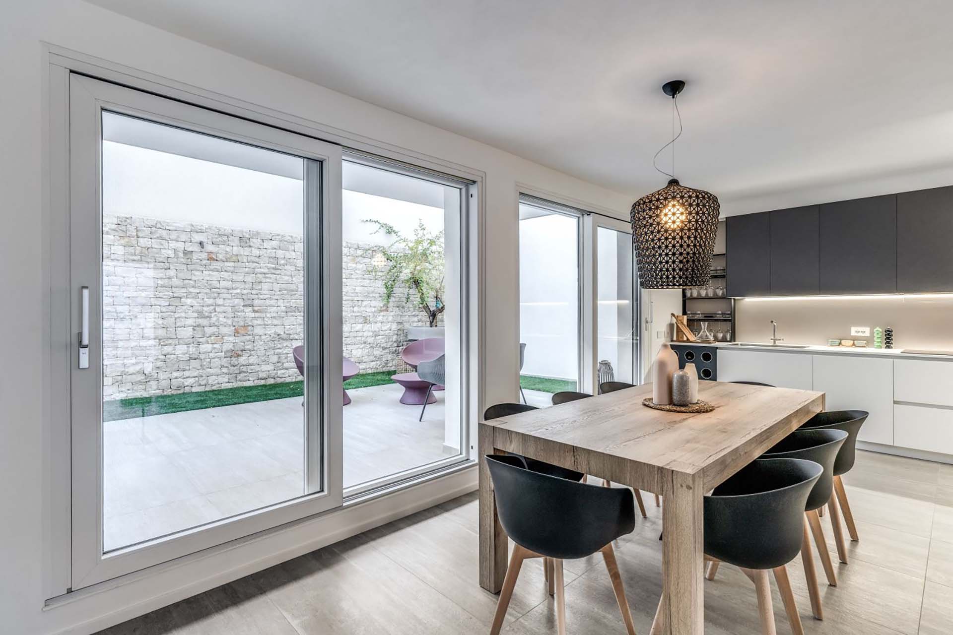 Ampie vetrate scorrevoli Hst Motion firmate Oknoplast