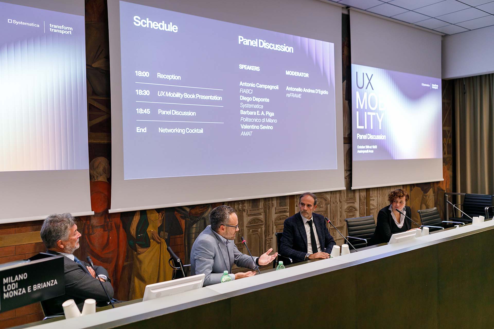 Tavolo dei relatori al panel Ux Mobility