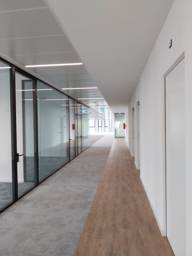 Progetto Cmr | Pareti vetrate Lightwall per la separazione degli uffici dalle vie di esodo