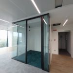 Progetto Cmr | Pareti vetrate Lightwall per la separazione degli uffici dalle vie di esodo