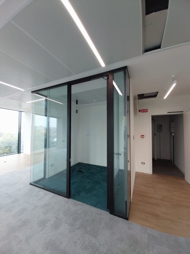 Progetto Cmr | Pareti vetrate Lightwall per la separazione degli uffici dalle vie di esodo