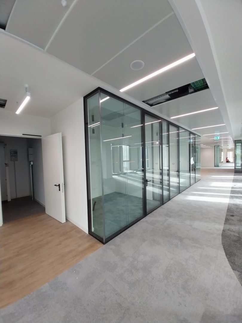 Progetto Cmr | Pareti vetrate Lightwall per la separazione degli uffici dalle vie di esodo