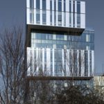 Progetto Cmr | I piani dell’edificio disposti in modo sfalsato e raggruppati in blocchi da due e le ampie terrazze al quarto e all’ottavo piano che si affacciano sul centro della città ©Andrea Martiradonna