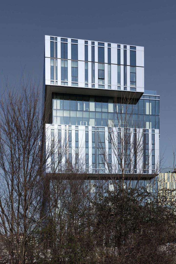 Progetto Cmr | I piani dell’edificio disposti in modo sfalsato e raggruppati in blocchi da due e le ampie terrazze al quarto e all’ottavo piano che si affacciano sul centro della città ©Andrea Martiradonna