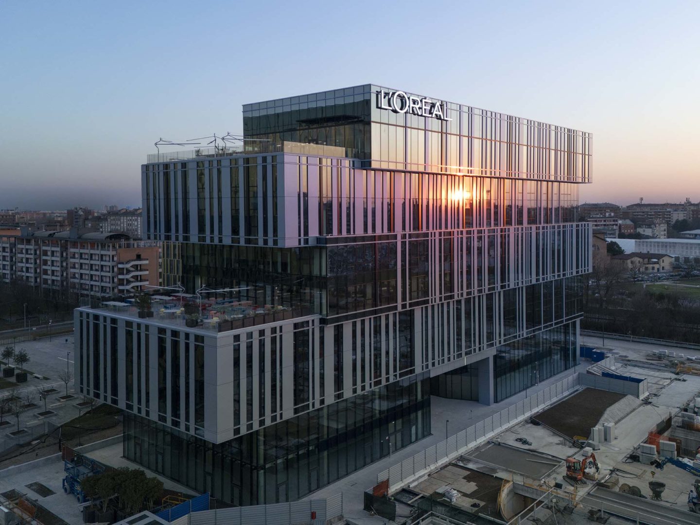 Progetto Cmr | I piani dell’edificio disposti in modo sfalsato e raggruppati in blocchi da due e le ampie terrazze al quarto e all’ottavo piano che si affacciano sul centro della città ©Andrea Martiradonna