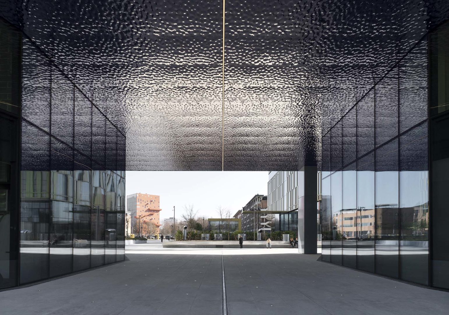 Progetto Cmr Il portale scenografico caratterizzato da un controsoffitto metallico specchiante che riflette il segno di luce a terra ©Andrea Martiradonna