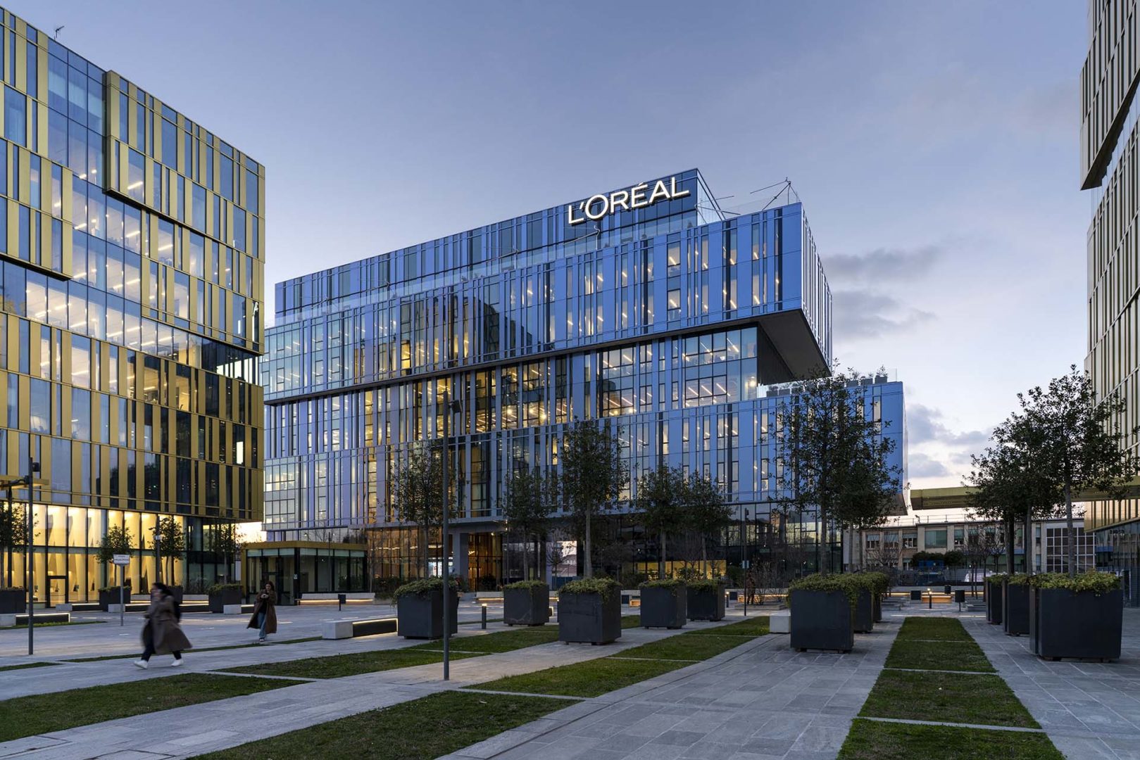 Progetto Cmr | L’edificio Beauty Hub L’Oréal Italia del complesso The Sign al tramonto ©Andrea Martiradonna