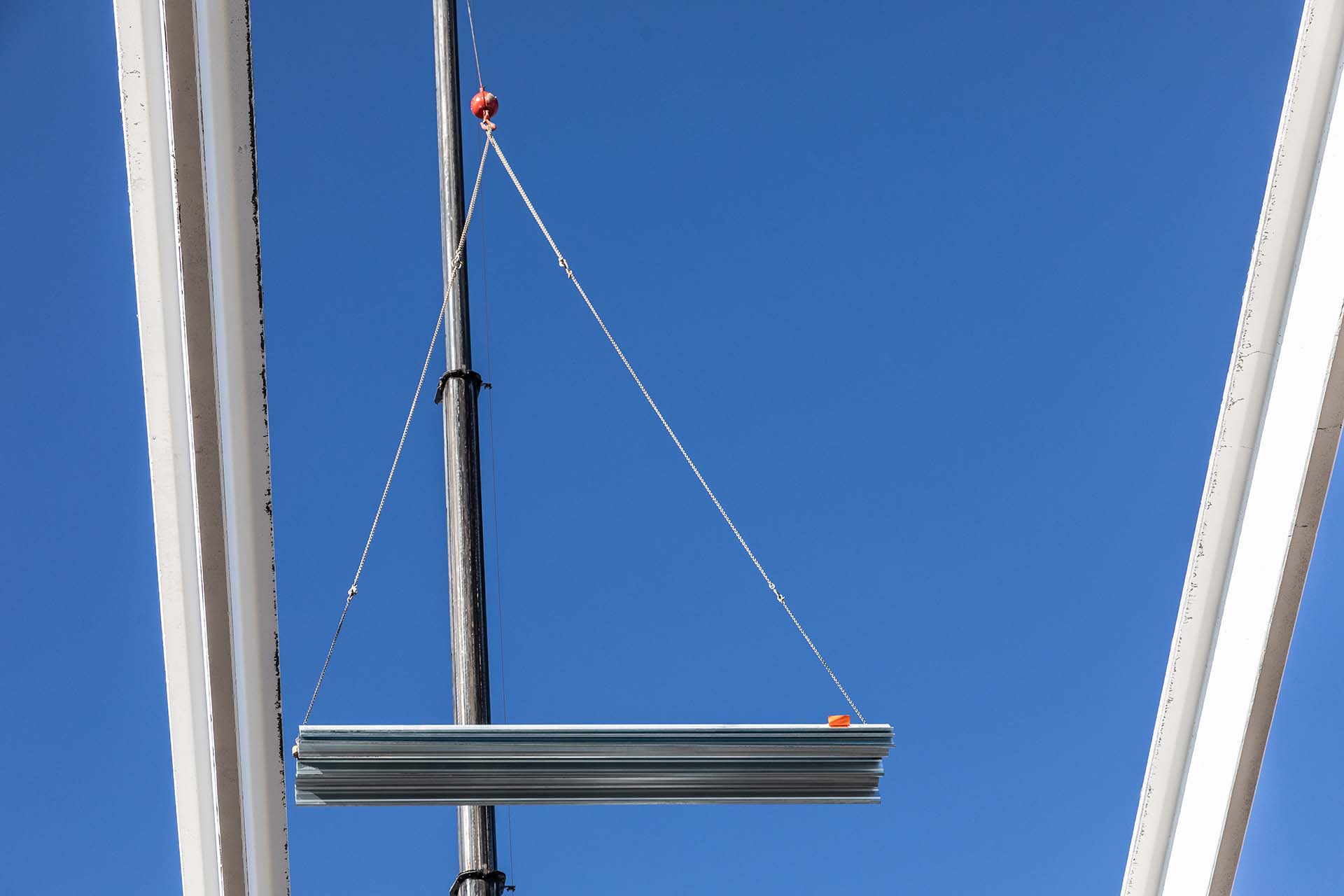 Realizzazione della struttura portante in acciaio e messa in opera delle lamiere grecate dei solai