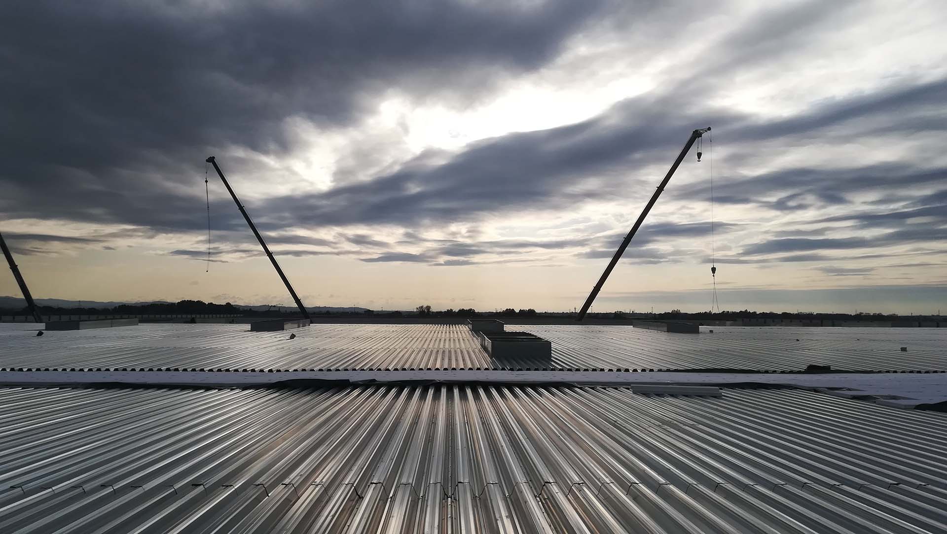 Realizzazione della struttura portante in acciaio e messa in opera delle lamiere grecate dei solai