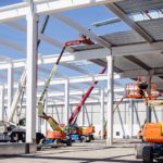 Realizzazione della struttura portante in acciaio e messa in opera delle lamiere grecate dei solai