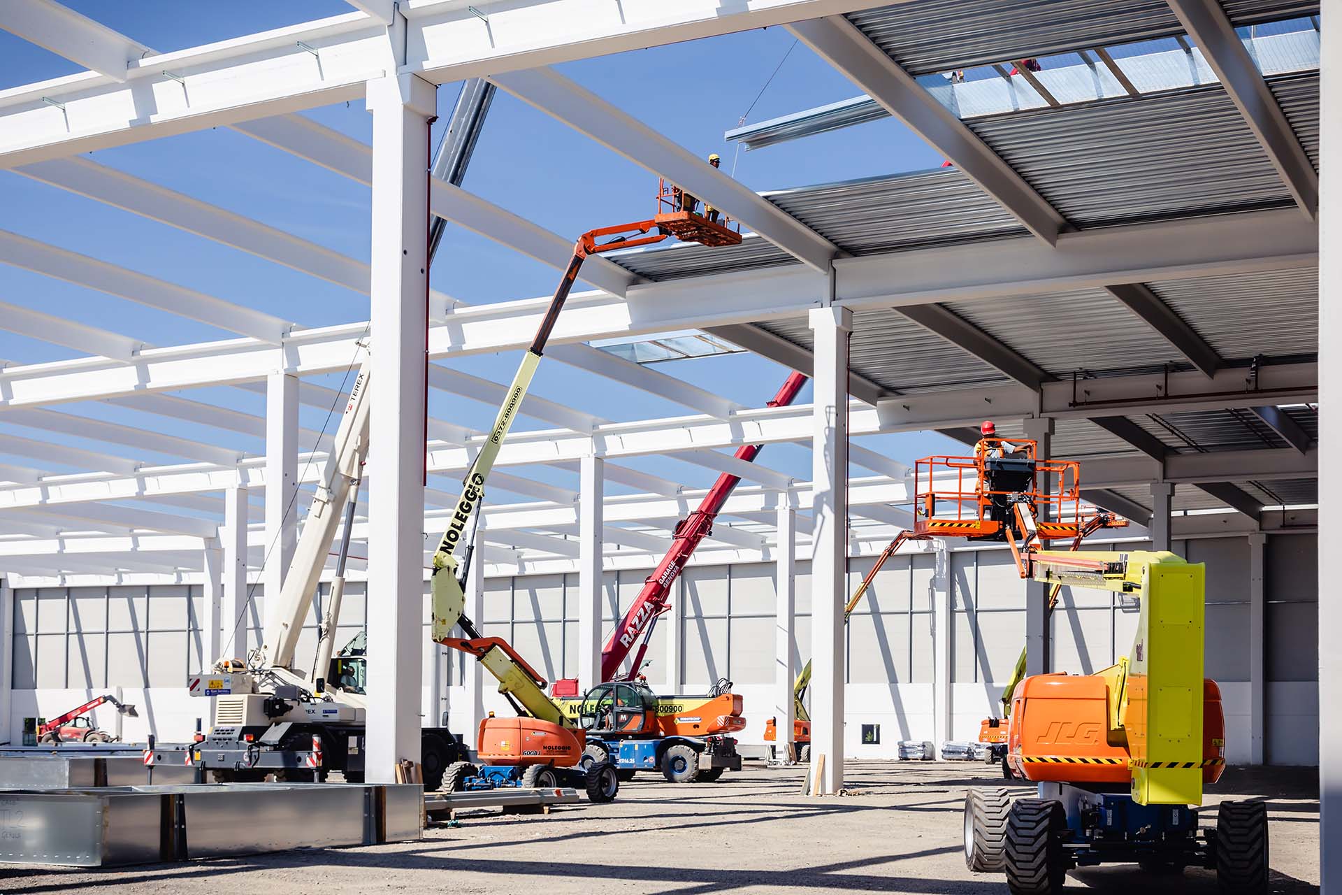 Realizzazione della struttura portante in acciaio e messa in opera delle lamiere grecate dei solai