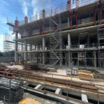 Progetto Cmr | Struttura portante in cemento armato gettato in opera realizzata senza l’ausilio di ponteggi in facciata (sull’ultimo solaio gli schermi protettivi)