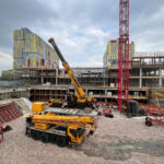 Progetto Cmr | Struttura portante in cemento armato gettato in opera realizzata senza l’ausilio di ponteggi in facciata (sull’ultimo solaio gli schermi protettivi)