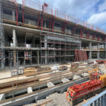 Progetto Cmr | Struttura portante in cemento armato gettato in opera realizzata senza l’ausilio di ponteggi in facciata (sull’ultimo solaio gli schermi protettivi)