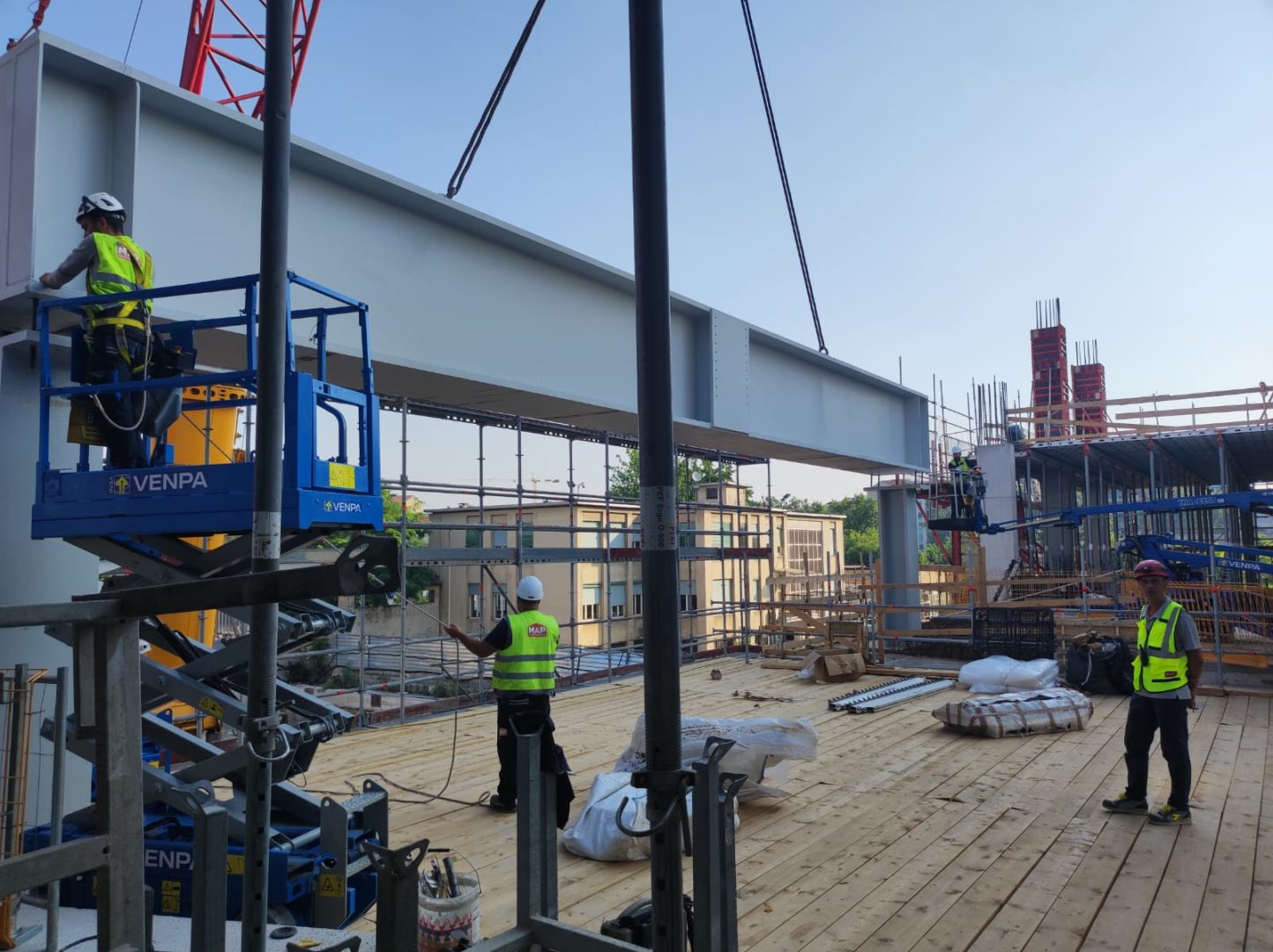 Progetto Cmr | Ultimazione della carpenteria e inizio della posa dell’involucro di facciata a montanti e traversi