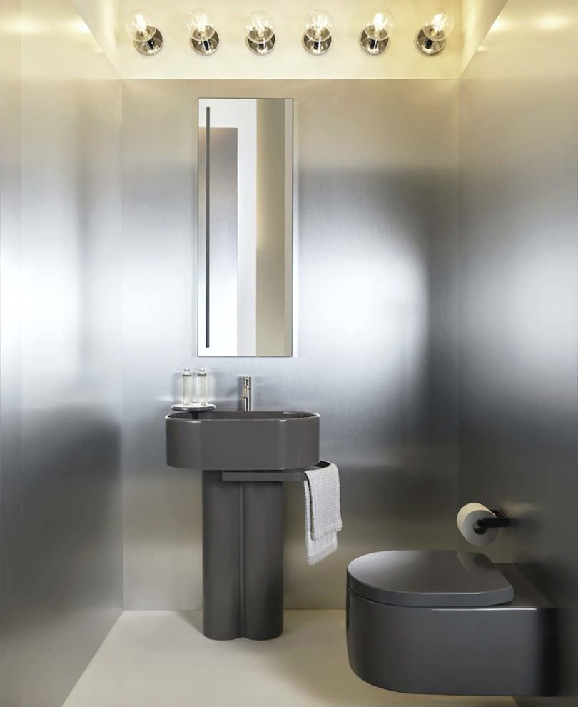 Ambiente bagno arredato Ceramica Cielo con lavabo Otis con colonna binata e wc a muro nella finitura Fumo design Andrea Parisio e Giuseppe Pezzano.