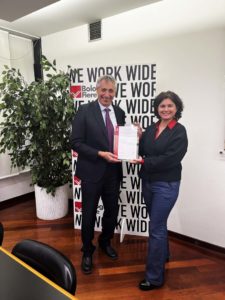 Armando Cafiero, direttore Generale di Confindustria Ceramica, riceve la certificazione da Roberta Prati, certification director in Bureau Veritas Italia