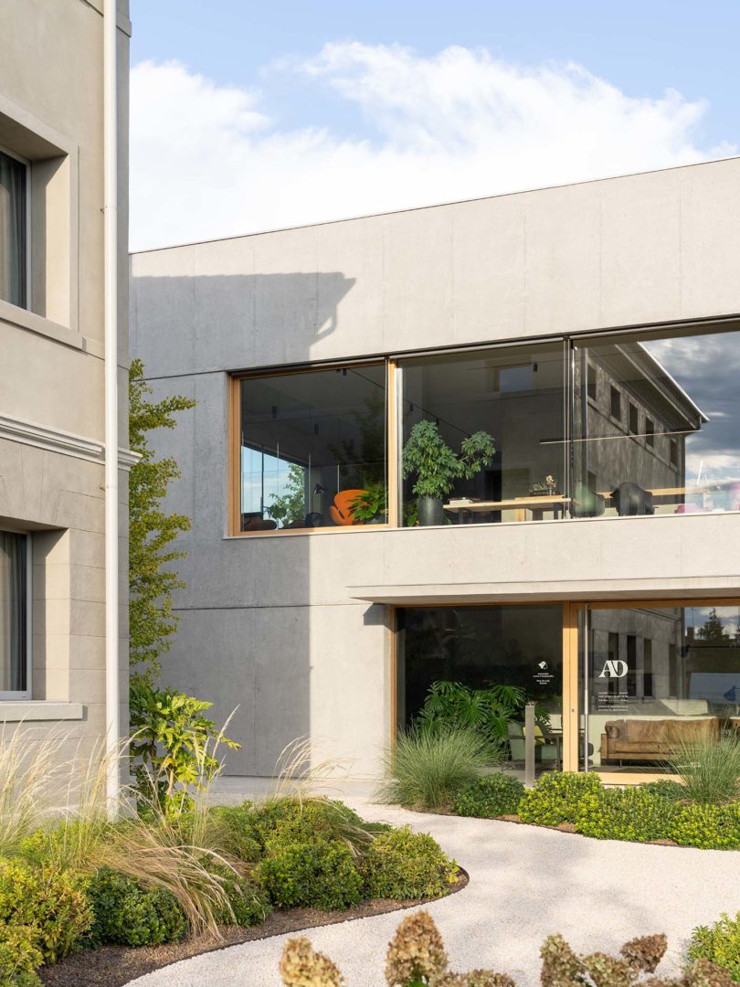 Dettaglio delle decorazioni neoclassiche e contemporanee