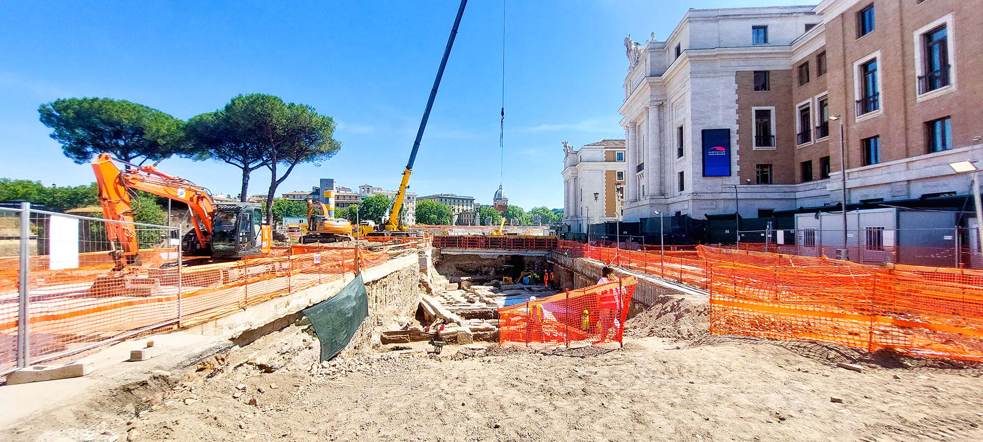 Inizio dello scavo del sottovia e primi rinvenimenti archeologici | ©arch. Felipe Lozano Lalinde