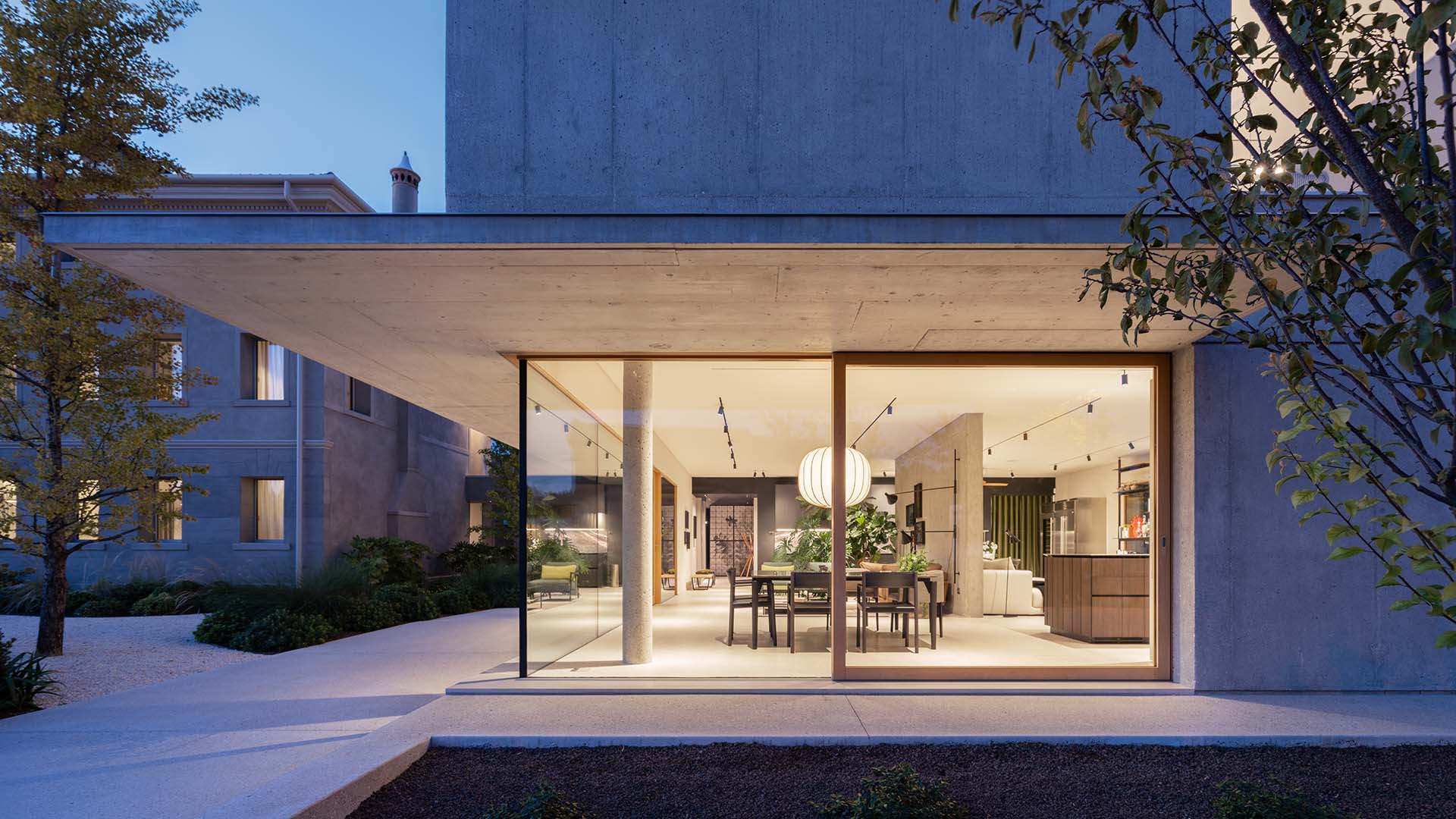 L’ampliamento con l’angolo svuotato protetto dalla pensilina