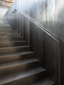 La scala in metallo che ripropone quella originaria