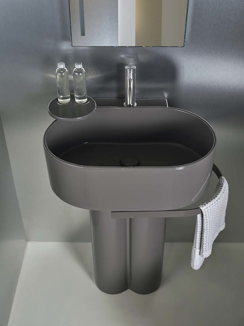 Lavabo Otis di Ceramica Cielo qui proposto con colonna binata nella finitura Fumo design Andrea Parisio e Giuseppe Pezzano.