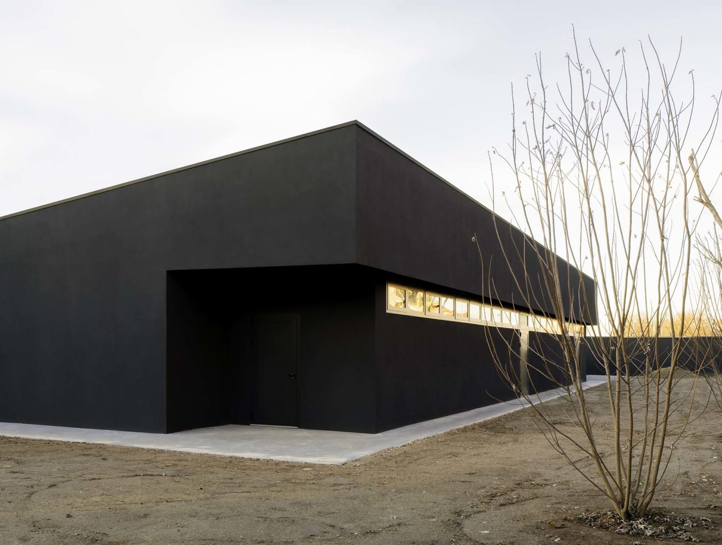 Le finestre a nastro in una vista crepuscolare diventano dei rettangoli di luce