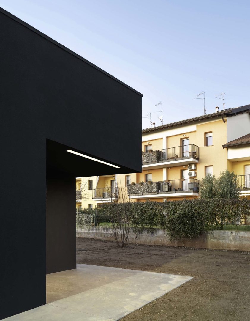 Le strip led, integrate nell’edificio, marcano gli accessi alla struttura: ingresso wc pubblici