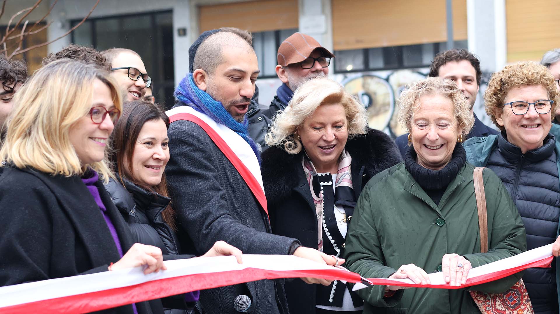 Mattia Abdu taglia il nastro con le autorità