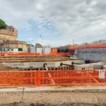 Opere di contenimento del terreno, puntellate in testa, propedeutiche alla realizzazione del sottovia | ©arch. Felipe Lozano Lalinde