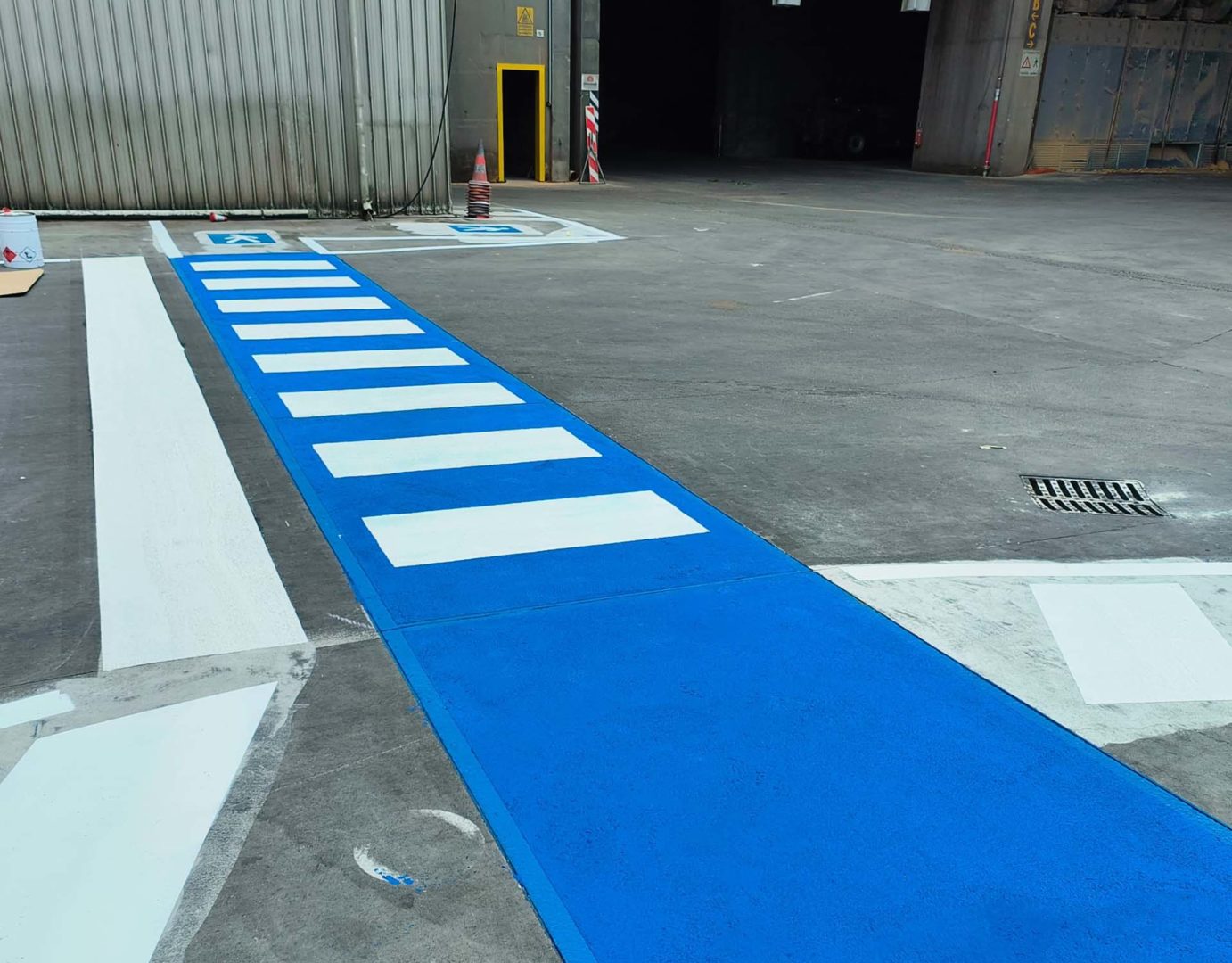 Opere di segnaletica orizzontale realizzate con Triflex Cryl M 264