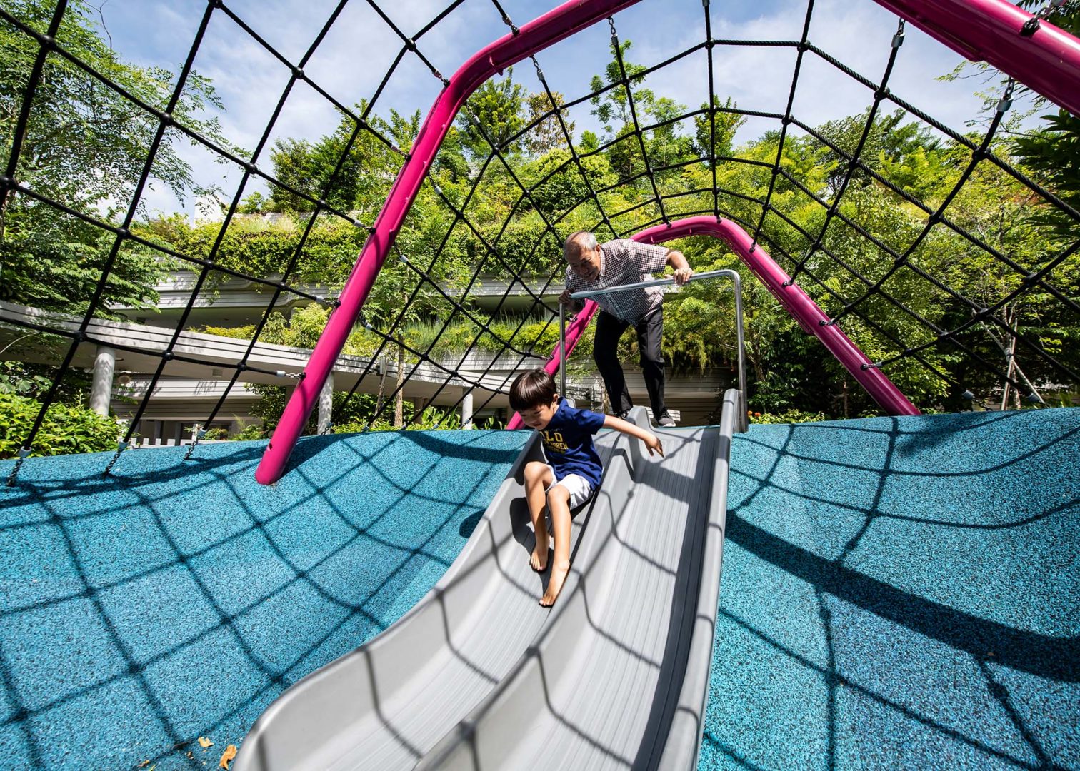 Spazio giochi all’aperto integrato nel verde | ©Lim Wei Xiang, Henning Larsen Architects