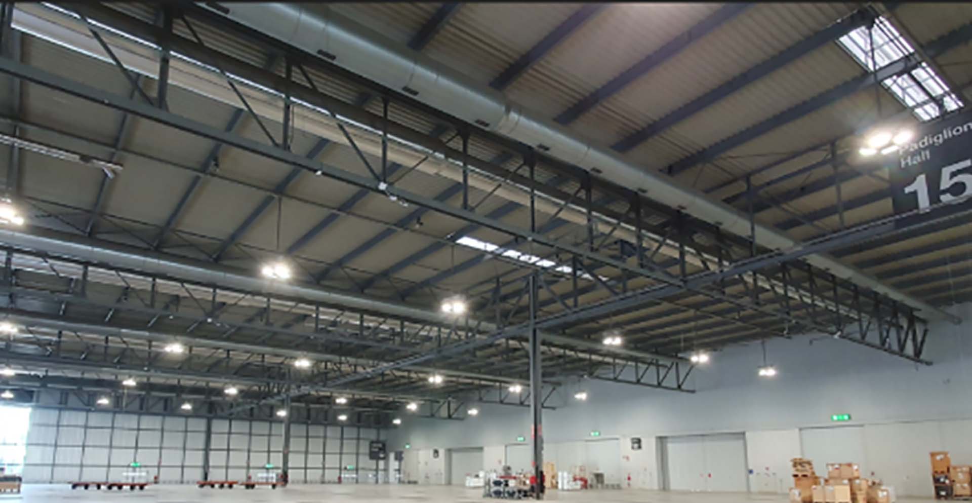 Vista dell’interno dei padiglioni 13 e 15 di Fieramilano a Rho prima dei lavori