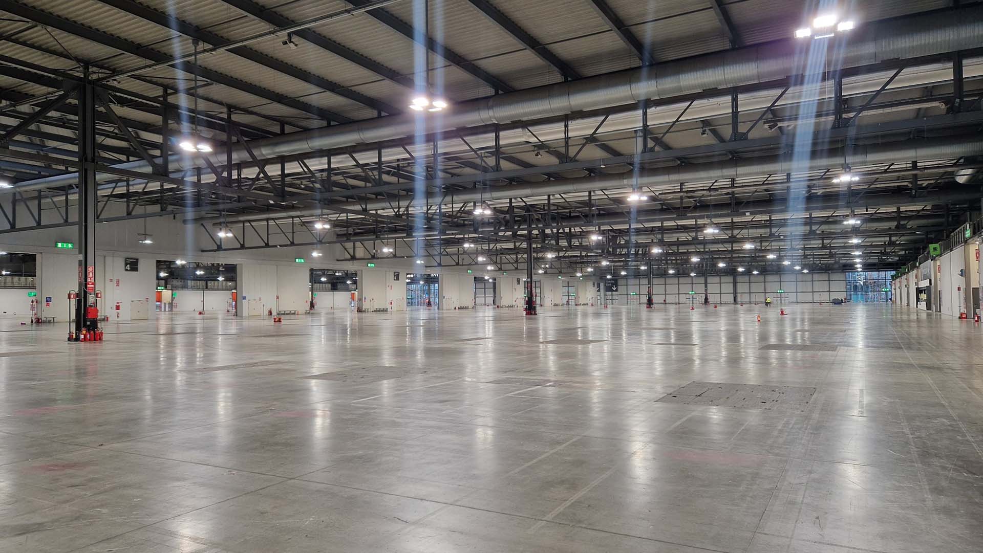 Vista dell’interno dei padiglioni 13 e 15 di Fieramilano a Rho prima dei lavori