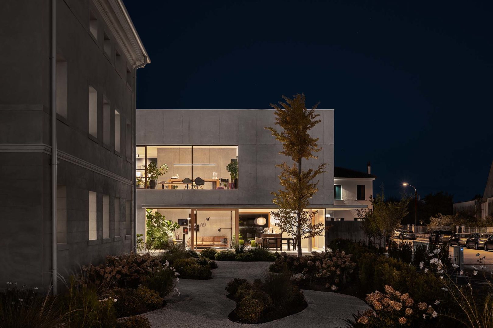 Vista serale, in primo piano la villa neoclassica con influssi liberty e in secondo piano l’ampiamento