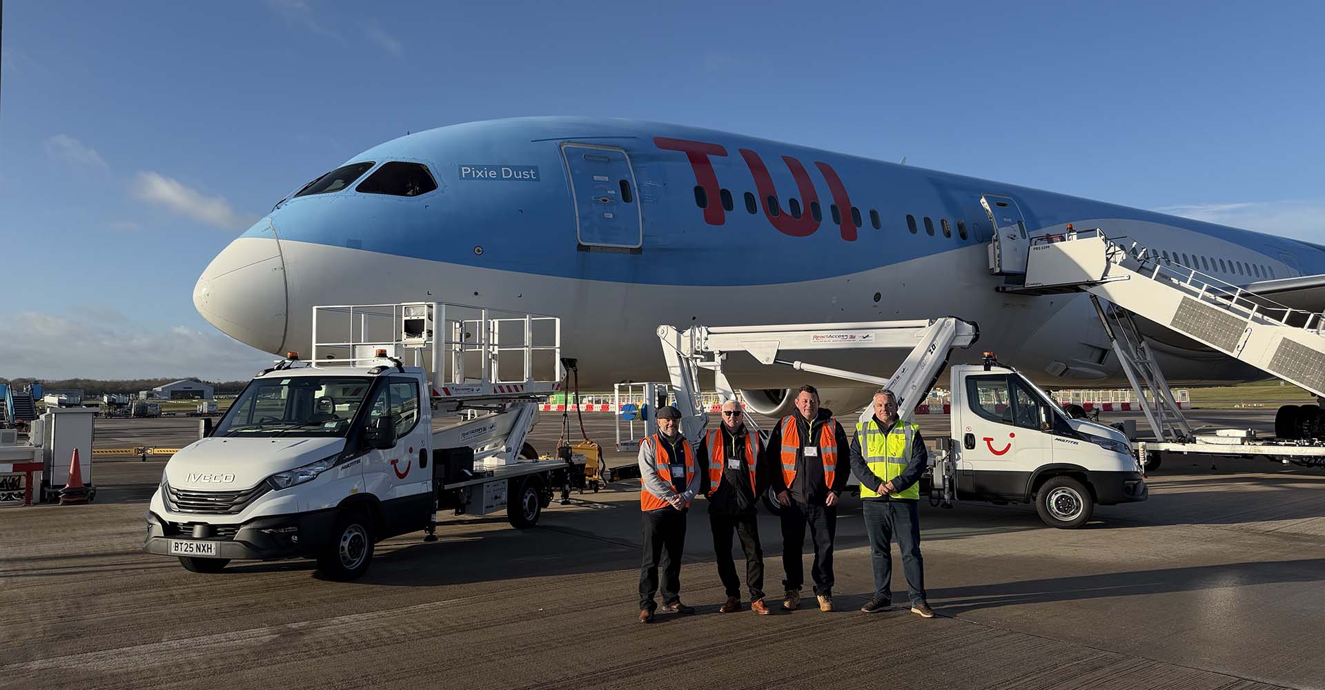 Da sinistra: Greg Moore, Chris Caney, Duncan Howard e il personale della Tui Airline presso l'aeroporto di Birmingham